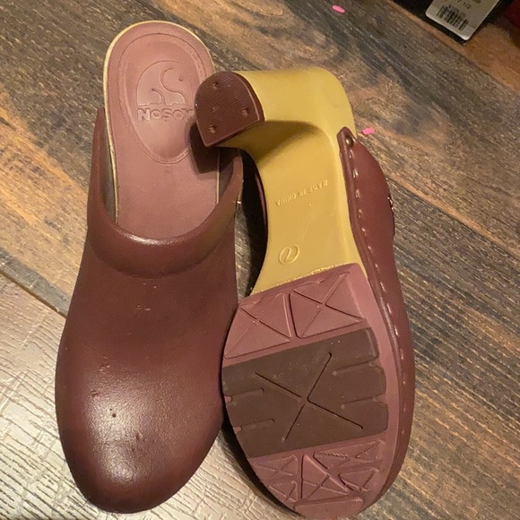 No Sox maroon clogs size 7. - Picture 2 of 3